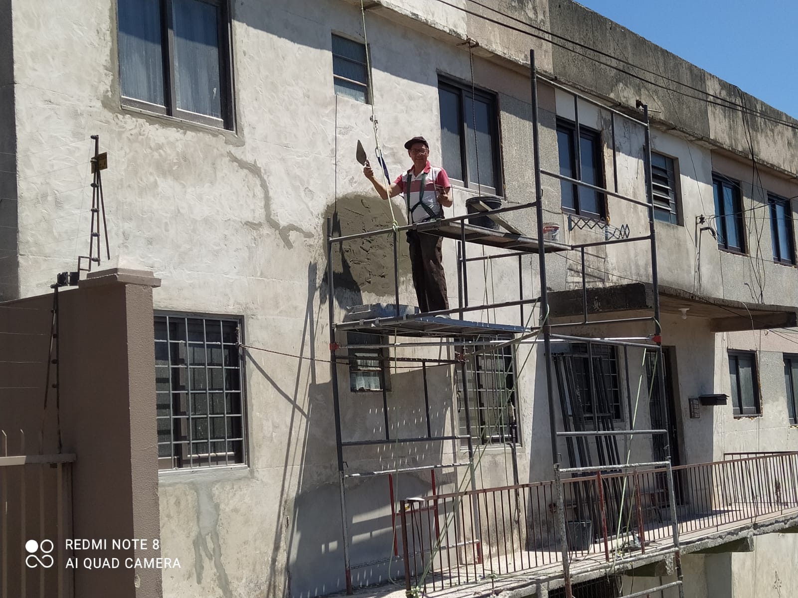 Profissional reformando fachada