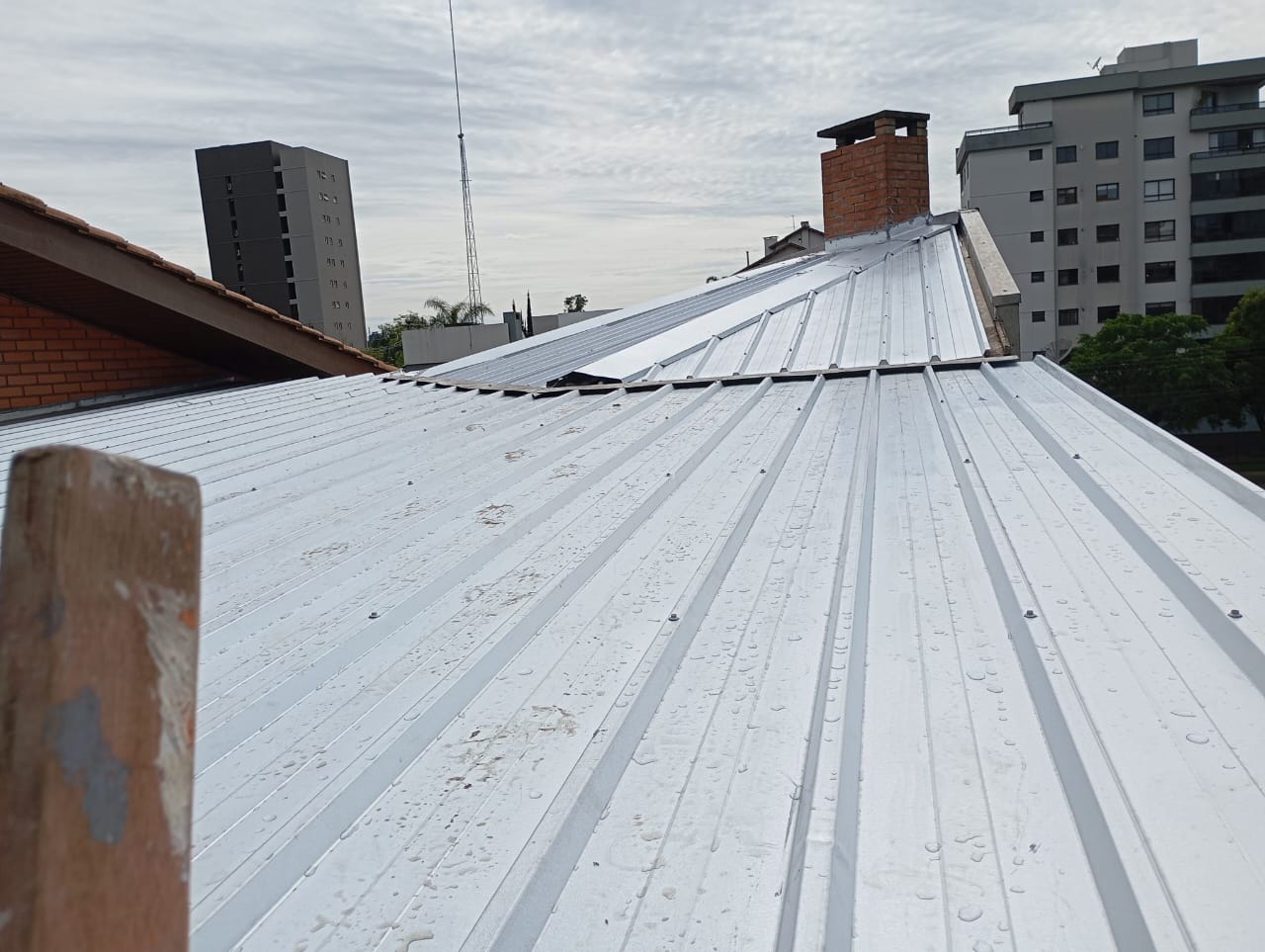 Telhado metálico recém-instalado