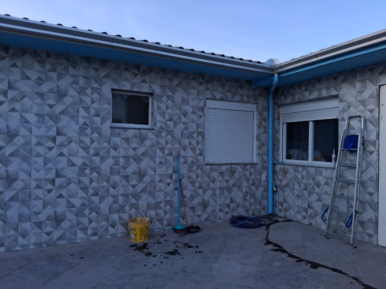 Área externa com revestimento geométrico