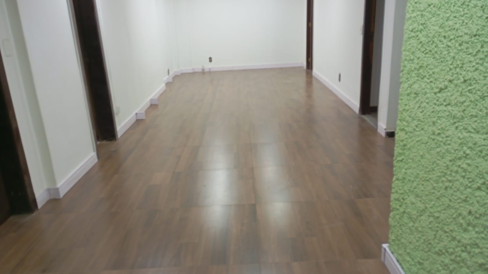 Ambiente interno com piso de acabamento amadeirado