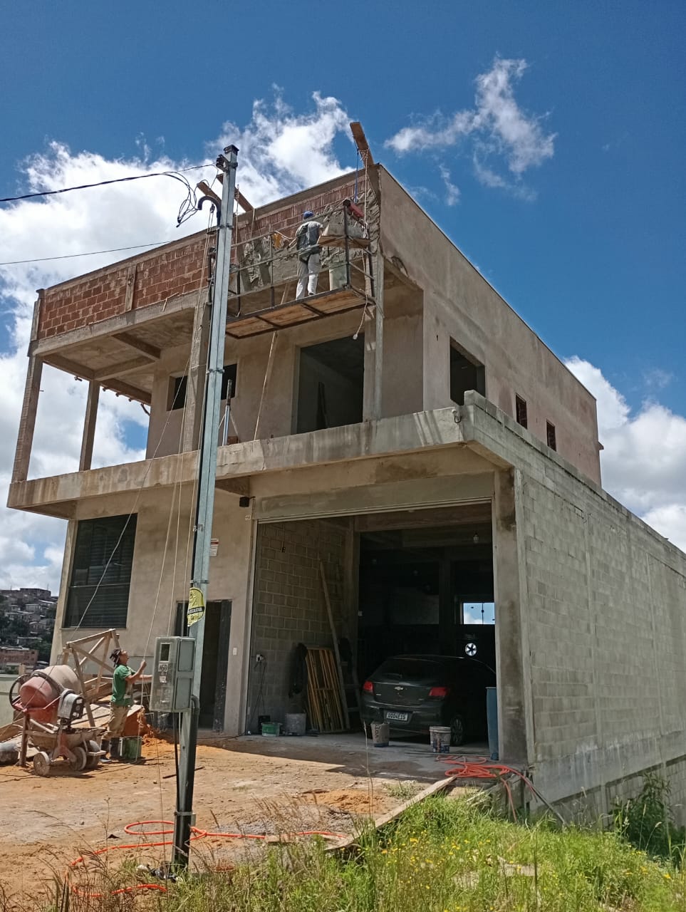 Edificação comercial de dois pavimentos em construção