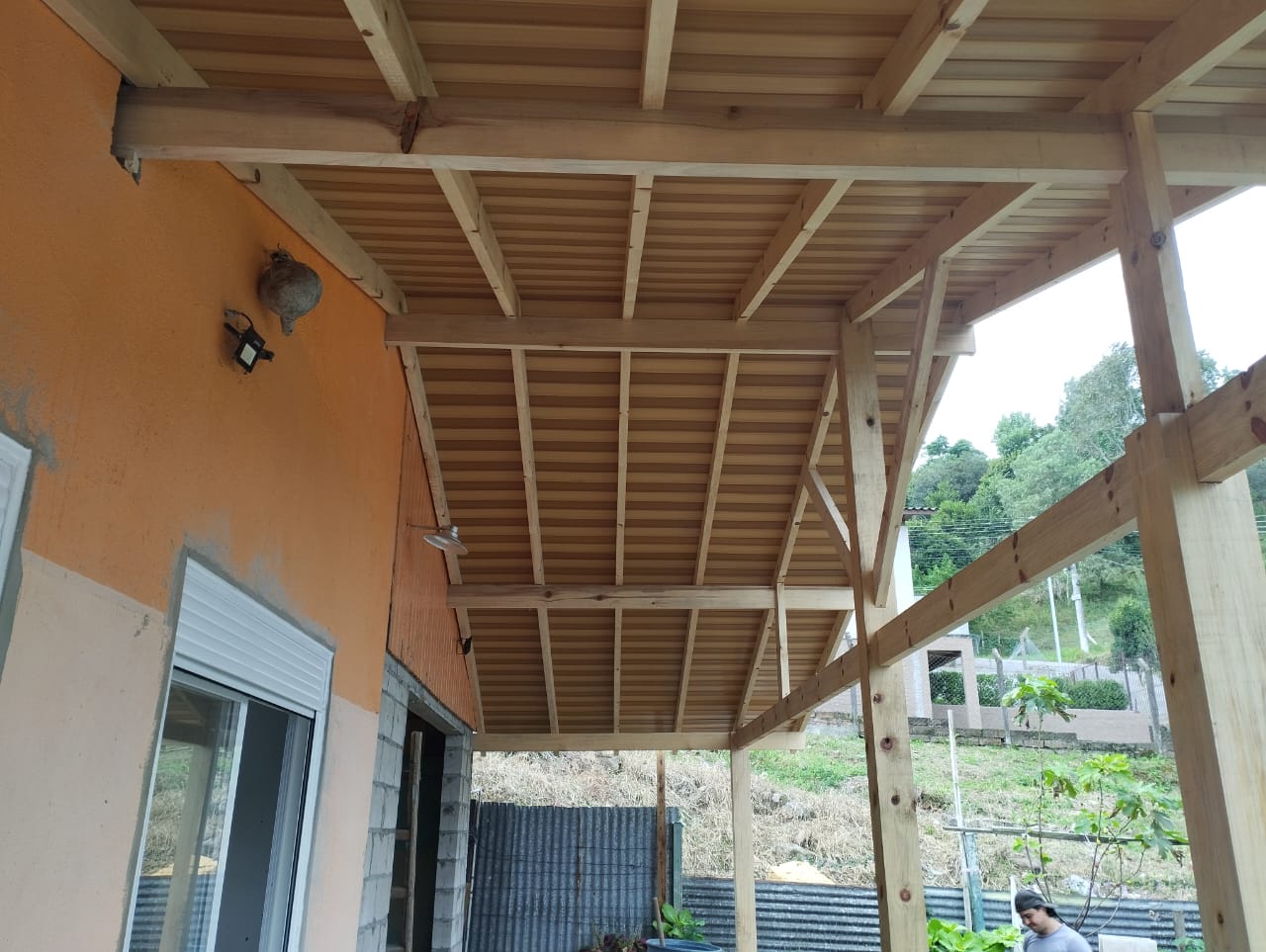 Estrutura de varanda coberta construída em madeira